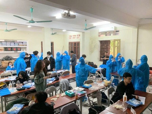 Sinh viên chuẩn bị trang phục bảo hộ y tế trong buổi thực hành kỹ thuật xét nghiệm. 216.png