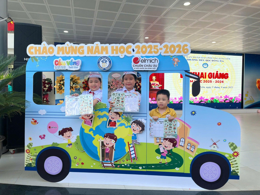 Học sinh Trường Tiểu học Đống Đa (P. Kim Liên, Hà Nội) háo hức nhận quà. 353.jpg