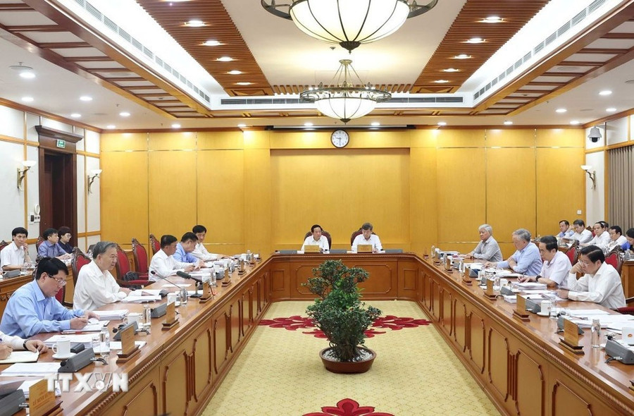 Bộ Chính trị, Ban Bí thư họp triển khai thực hiện sắp xếp tổ chức bộ máy của hệ thống chính trị dưới sự chủ trì của Tổng Bí thư Tô Lâm. (Ảnh: Thống Nhất/TTXVN). Bộ Chính trị, Ban Bí thư họp triển khai thực hiện sắp xếp tổ chức bộ máy của hệ thống chính trị dưới sự chủ trì của Tổng Bí thư Tô Lâm. (Ảnh: Thống Nhất/TTXVN).