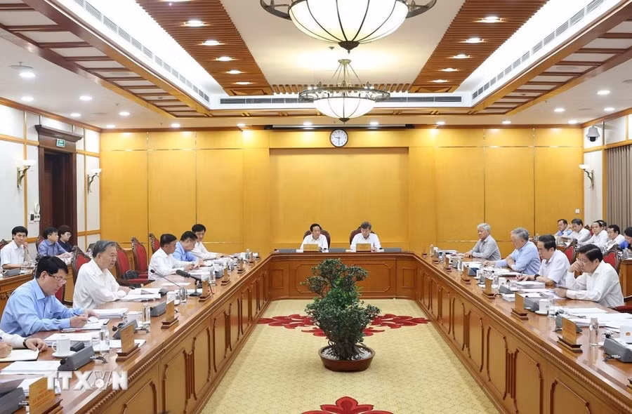 Bộ Chính trị, Ban Bí thư họp triển khai thực hiện sắp xếp tổ chức bộ máy của hệ thống chính trị dưới sự chủ trì của Tổng Bí thư Tô Lâm. (Ảnh: Thống Nhất/TTXVN).
