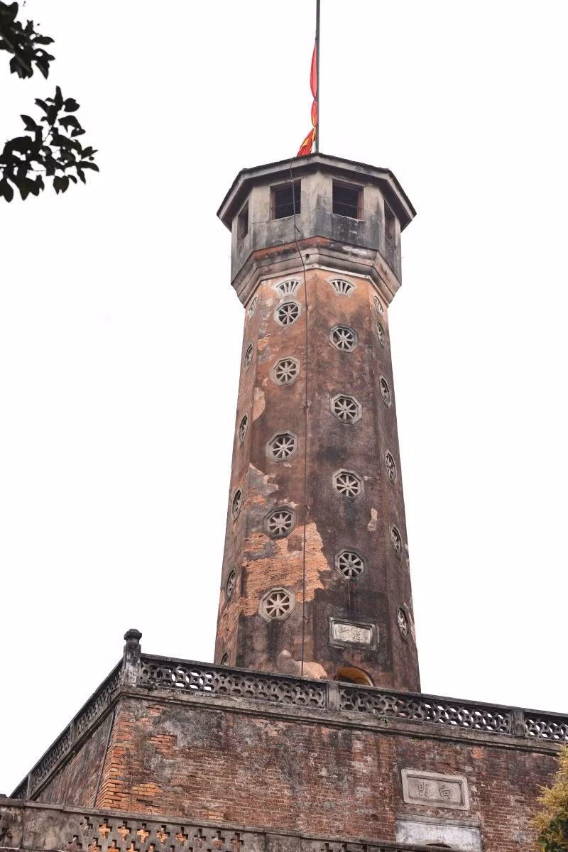 Treo cờ rủ tại cột cờ Hà Nội. Ảnh: Minh Đức/TTXVN