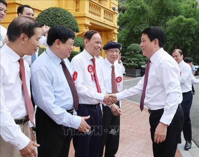 Chủ tịch nước Lương Cường gặp mặt các nhà báo tiêu biểu toàn quốc. (Ảnh: Lâm Khánh/ TTXVN) Chủ tịch nước Lương Cường gặp mặt các nhà báo tiêu biểu toàn quốc. (Ảnh: Lâm Khánh/ TTXVN)