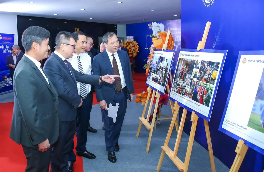 Các đại biểu ấn tượng với tác phẩm tại khu vực trưng bày.