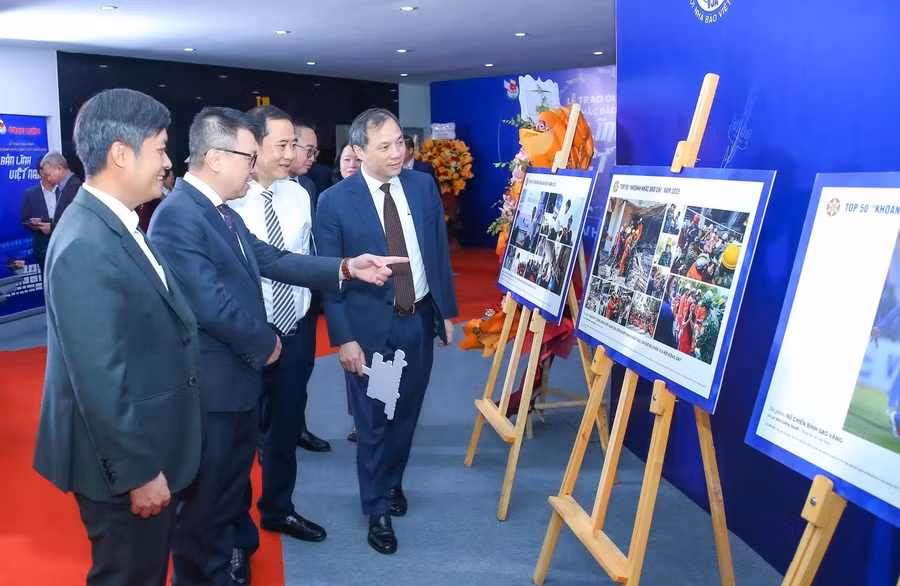 Các đại biểu ấn tượng với tác phẩm tại khu vực trưng bày.