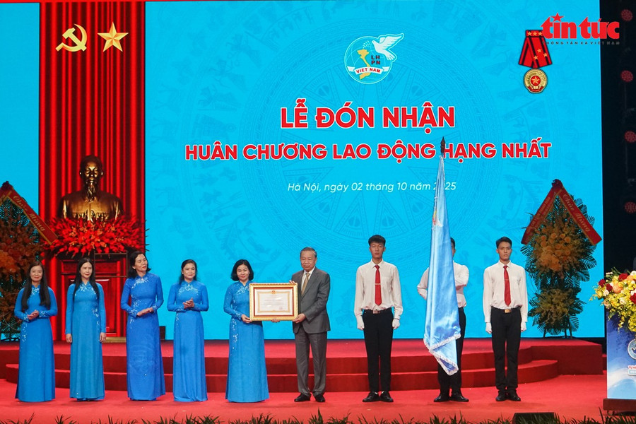 Tổng Bí thư Tô Lâm trao Huân chương Lao động Hạng Nhất cho Trung ương Hội Liên hiệp Phụ nữ Việt Nam