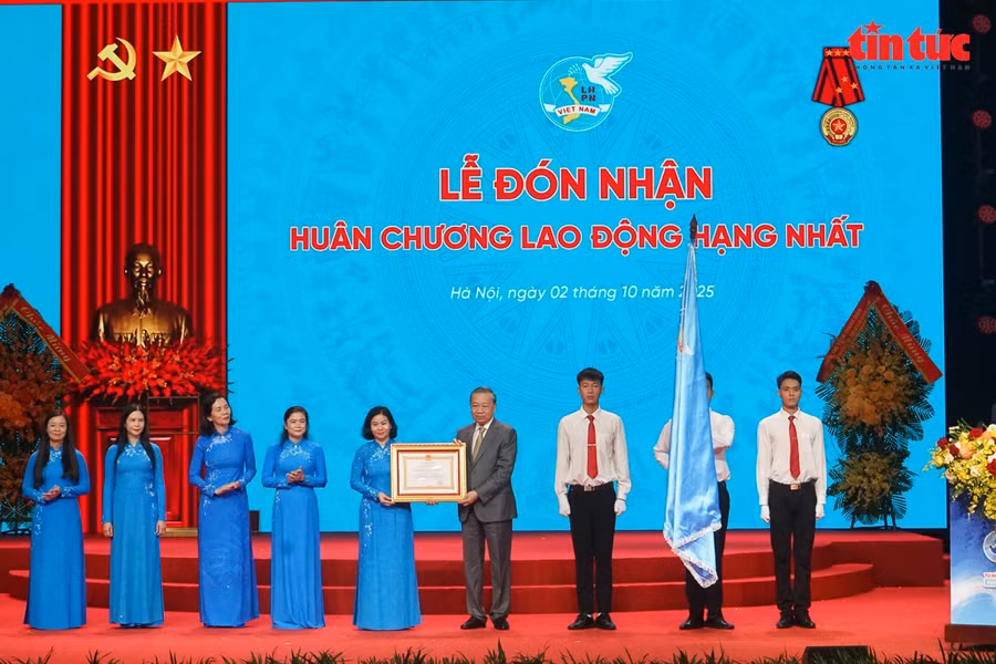 Tổng Bí thư Tô Lâm trao Huân chương Lao động Hạng Nhất cho Trung ương Hội Liên hiệp Phụ nữ Việt Nam