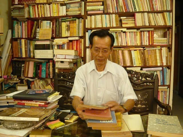 Ông Phan Trác Cảnh, người được mệnh danh là "vua sách cũ Hà Nội".