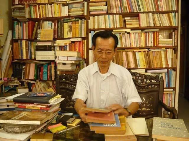 Ông Phan Trác Cảnh, người được mệnh danh là "vua sách cũ Hà Nội".