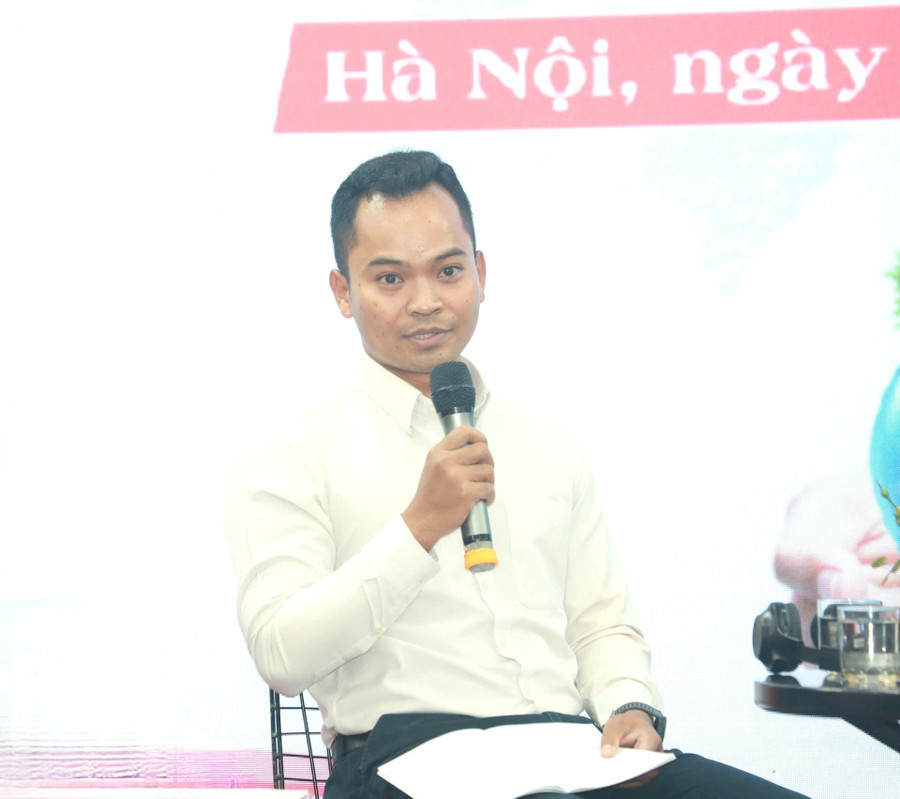 Đại diện Hiệp hội Mạng lưới Thanh niên Campuchia Vann Bônna chia sẻ. Ảnh: Phạm Hùng