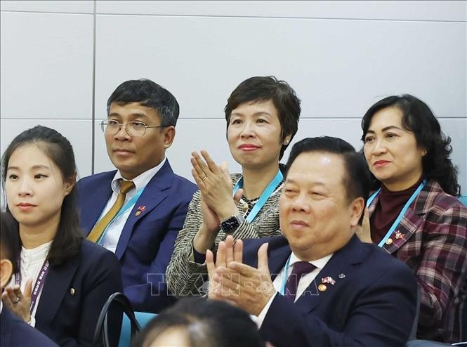 Các đại biểu đoàn Việt Nam tham dự buổi đến thăm Trường mẫu giáo Kiêng Sang và lớp học mang tên Chủ tịch Hồ Chí Minh của Tổng Bí thư Tô Lâm. Ảnh: Thống Nhất/TTXVN Các đại biểu đoàn Việt Nam tham dự buổi đến thăm Trường mẫu giáo Kiêng Sang và lớp học mang tên Chủ tịch Hồ Chí Minh của Tổng Bí thư Tô Lâm. Ảnh: Thống Nhất/TTXVN