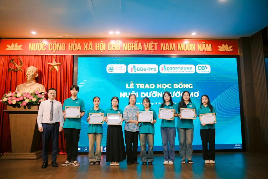 Các sinh viên Cao đẳng Hà Nội đã xuất sắc giành học bổng “Nuôi dưỡng ước mơ”.