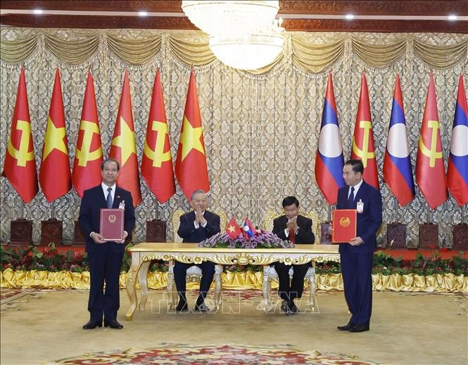Tổng Bí thư Tô Lâm và Tổng Bí thư, Chủ tịch nước Lào Thongloun Sisoulith chứng kiến Lễ trao Bản ghi nhớ giữa Bộ Giáo dục và Đào tạo Việt Nam và Bộ Giáo dục và Thể thao Lào. Ảnh: Thống Nhất/TTXVN