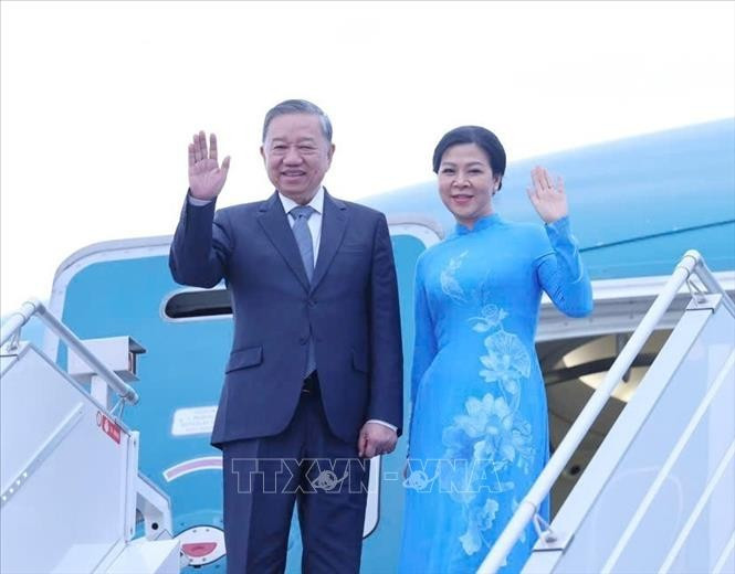 Tổng Bí thư Tô Lâm và Phu nhân rời thủ đô Minsk, lên đường về nước. (Ảnh: Thống Nhất/TTXVN) Tổng Bí thư Tô Lâm và Phu nhân rời thủ đô Minsk, lên đường về nước. (Ảnh: Thống Nhất/TTXVN)