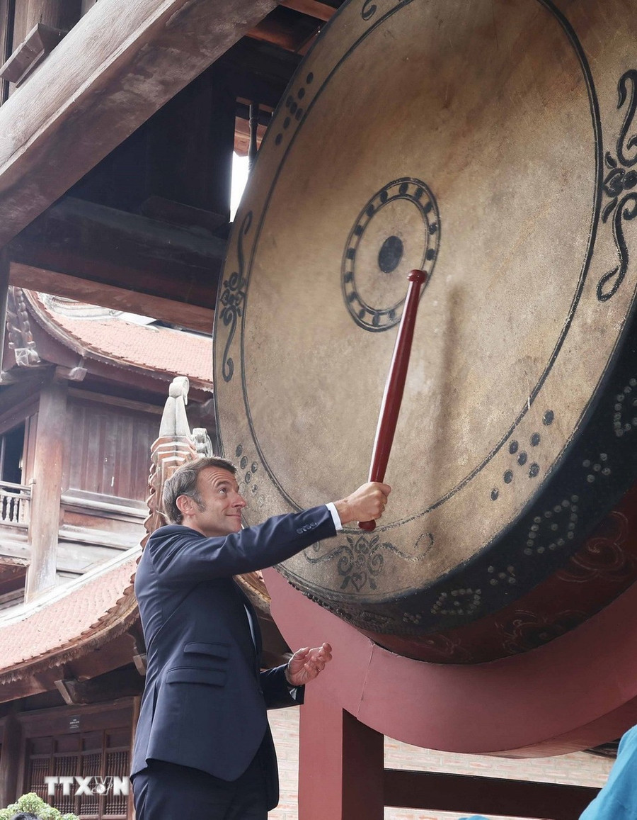 Tổng thống Pháp Emmanuel Macron thực hiện nghi lễ đánh trống Sấm trong Văn Miếu - Quốc Tử Giám.(Ảnh: Thống Nhất/TTXVN). 281.jpg