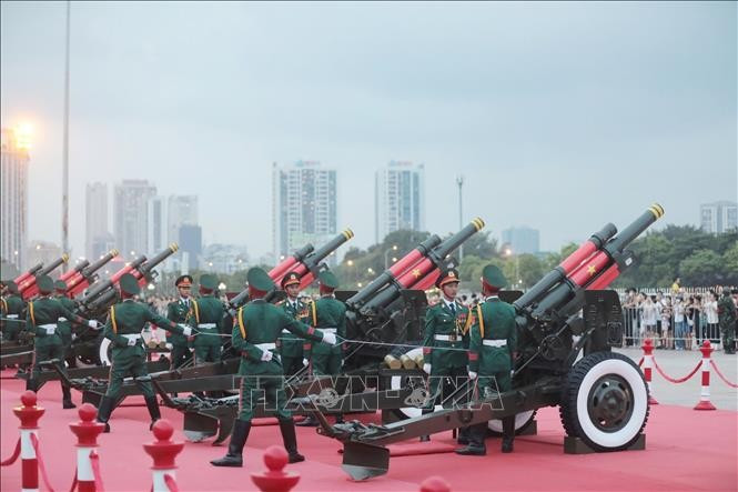 Mỗi khẩu pháo 105mm có 3 pháo thủ trực tiếp vận hành. Pháo thủ số 1 có nhiệm vụ giật cò phát hỏa mỗi phát bắn, pháo thủ số 2 đóng mở khóa nòng và pháo thủ số 3 nạp đạn vào buồng đạn. Tốc độ yêu cầu với mỗi lần nạp đạn khoảng 3 giây. Mỗi khẩu pháo 105mm có 3 pháo thủ trực tiếp vận hành. Pháo thủ số 1 có nhiệm vụ giật cò phát hỏa mỗi phát bắn, pháo thủ số 2 đóng mở khóa nòng và pháo thủ số 3 nạp đạn vào buồng đạn. Tốc độ yêu cầu với mỗi lần nạp đạn khoảng 3 giây.