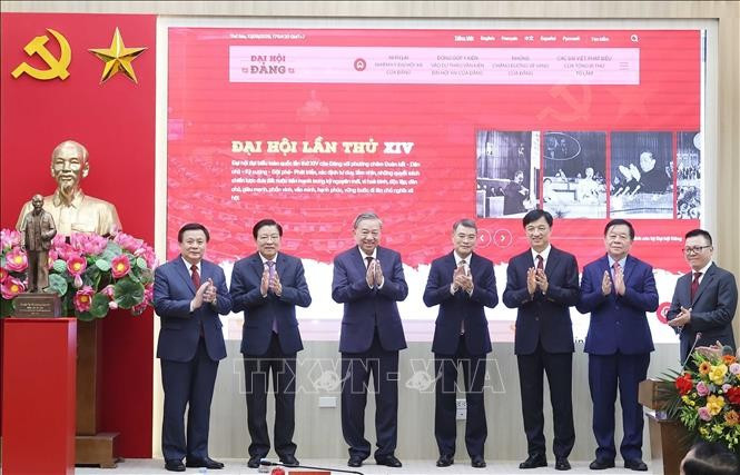 Tổng Bí thư Tô Lâm và các đại biểu tại Lễ ra mắt Trang tin điện tử “Đảng Cộng sản Việt Nam- Đại hội XIV”. Ảnh: Thống Nhất/TTXVN Tổng Bí thư Tô Lâm và các đại biểu tại Lễ ra mắt Trang tin điện tử “Đảng Cộng sản Việt Nam- Đại hội XIV”. Ảnh: Thống Nhất/TTXVN