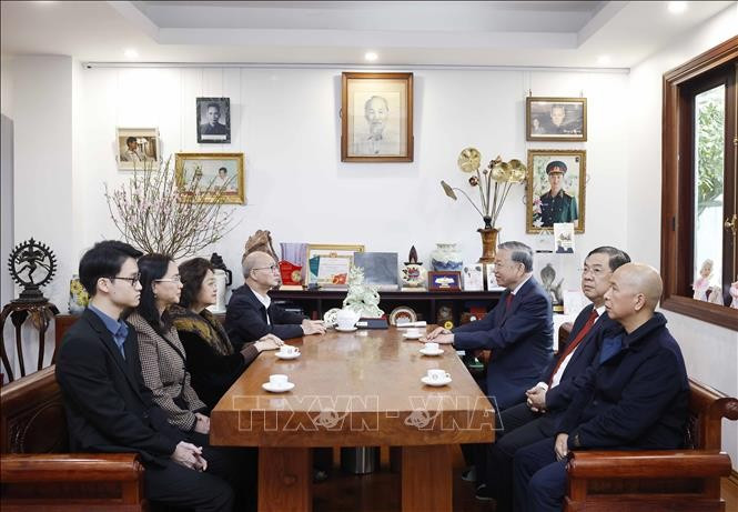 Tổng Bí thư Tô Lâm với thân nhân gia đình cố Thủ tướng Phạm Văn Đồng.