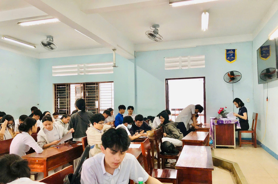 Đoàn khảo sát hướng dẫn học viên lớp 10/1 làm phiếu khảo sát đầu ra, đánh giá hiệu quả của bộ Tài liệu. 202.png