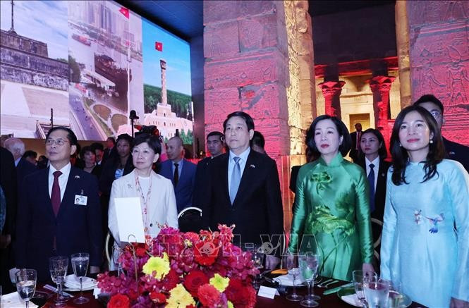 Chủ tịch nước Lương Cường và Phu nhân và các đại biểu thực hiện nghi lễ chào cờ. Ảnh: Lâm Khánh /TTXVN