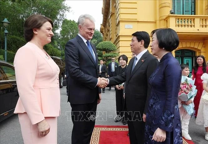 Chủ tịch nước Lương Cường và Phu nhân đón Tổng thống Cộng hoà Litva Gitanas Nauseda và Phu nhân. (Ảnh: Lâm Khánh/TTXVN)