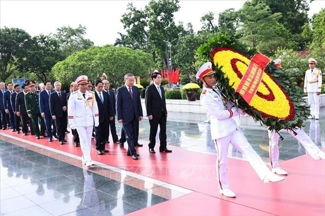 Các lãnh đạo, nguyên lãnh đạo Đảng, Nhà nước đặt vòng hoa tại Đài tưởng niệm các Anh hùng liệt sĩ trên đường Bắc Sơn (Ba Đình, Hà Nội). (Ảnh: Minh Đức/TTXVN) Các lãnh đạo, nguyên lãnh đạo Đảng, Nhà nước đặt vòng hoa tại Đài tưởng niệm các Anh hùng liệt sĩ trên đường Bắc Sơn (Ba Đình, Hà Nội). (Ảnh: Minh Đức/TTXVN)