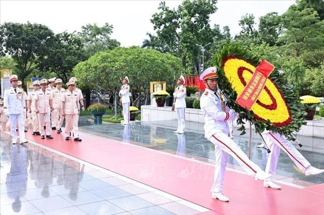 Đoàn đại biểu Đảng ủy Công an Trung ương và Bộ Công an đặt vòng hoa tại Đài tưởng niệm các Anh hùng liệt sĩ. (Ảnh: Minh Đức/TTXVN) Đoàn đại biểu Đảng ủy Công an Trung ương và Bộ Công an đặt vòng hoa tại Đài tưởng niệm các Anh hùng liệt sĩ. (Ảnh: Minh Đức/TTXVN)