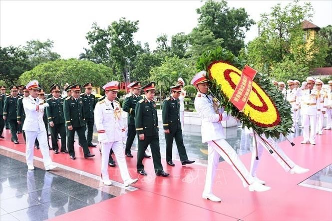 Đoàn đại biểu Quân ủy Trung ương và Bộ Quốc phòng đặt vòng hoa tưởng niệm các Anh hùng liệt sĩ. (Ảnh: Minh Đức/TTXVN) Đoàn đại biểu Quân ủy Trung ương và Bộ Quốc phòng đặt vòng hoa tưởng niệm các Anh hùng liệt sĩ. (Ảnh: Minh Đức/TTXVN)