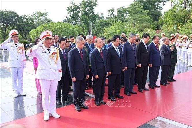 Các lãnh đạo, nguyên lãnh đạo Đảng, Nhà nước dâng hương tại Đài tưởng niệm các Anh hùng liệt sĩ trên đường Bắc Sơn (Ba Đình, Hà Nội). (Ảnh: Minh Đức/TTXVN) Các lãnh đạo, nguyên lãnh đạo Đảng, Nhà nước dâng hương tại Đài tưởng niệm các Anh hùng liệt sĩ trên đường Bắc Sơn (Ba Đình, Hà Nội). (Ảnh: Minh Đức/TTXVN)
