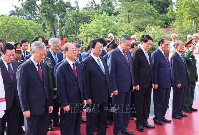 Các lãnh đạo, nguyên lãnh đạo Đảng, Nhà nước dâng hương tại Đài tưởng niệm các Anh hùng liệt sĩ trên đường Bắc Sơn (Ba Đình, Hà Nội). (Ảnh: Minh Đức/TTXVN) Các lãnh đạo, nguyên lãnh đạo Đảng, Nhà nước dâng hương tại Đài tưởng niệm các Anh hùng liệt sĩ trên đường Bắc Sơn (Ba Đình, Hà Nội). (Ảnh: Minh Đức/TTXVN)