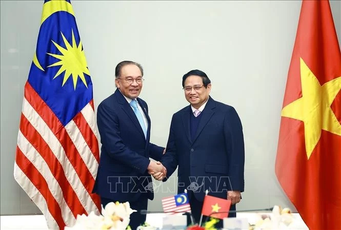 Thủ tướng Phạm Minh Chính và Thủ tướng Malaysia Anwar Ibrahim. (Ảnh: Dương Giang/TTXVN)