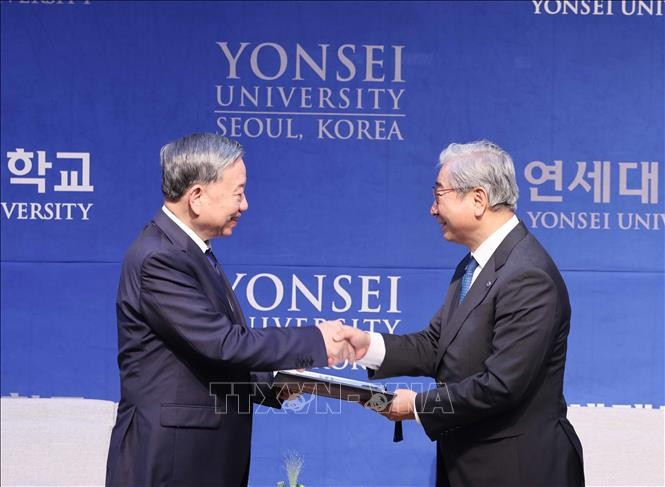 Tổng Bí thư Tô Lâm nhận bằng Tiến sĩ danh dự của Trường Đại học Yonsei. Ảnh: Thống Nhất/TTXVN Tổng Bí thư Tô Lâm nhận bằng Tiến sĩ danh dự của Trường Đại học Yonsei. Ảnh: Thống Nhất/TTXVN