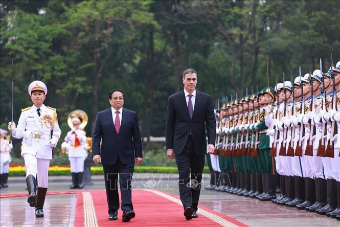 Thủ tướng Phạm Minh Chính và Thủ tướng Tây Ban Nha Pedro Sánchez duyệt Đội danh dự Quân đội nhân dân Việt Nam. (Ảnh: Dương Giang/TTXVN)