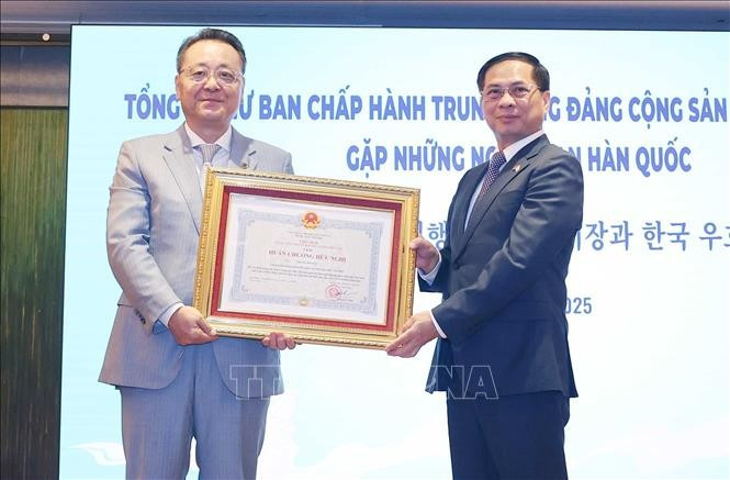 Phó Thủ tướng, Bộ trưởng Ngoại giao Bùi Thanh Sơn trao tặng Huân chương Hữu nghị cho ông Chang Ho Ick, Chủ tịch Hội những người Hàn Quốc yêu Việt Nam. (Ảnh: Thống Nhất/TTXVN) Phó Thủ tướng, Bộ trưởng Ngoại giao Bùi Thanh Sơn trao tặng Huân chương Hữu nghị cho ông Chang Ho Ick, Chủ tịch Hội những người Hàn Quốc yêu Việt Nam. (Ảnh: Thống Nhất/TTXVN)