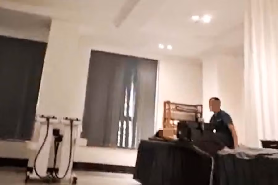 Cận cảnh khách hàng đang được nhân viên của nơi tự quảng cáo là Thẩm mỹ viện Quốc tế Aurora (TMV Aurora) sử dụng máy Master Lipo với sóng RF để giảm béo. Ảnh: Nhóm PV