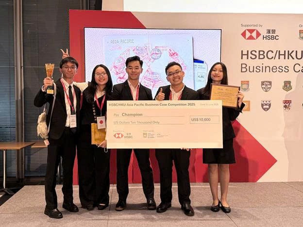 Đội thi đến từ Đại học RMIT Việt Nam đã đem giải Quán quân châu Á-Thái Bình Dương đầu tiên tại Cuộc thi Giải quyết tình huống kinh doanh HSBC 2025 về cho Việt Nam. 4.jpg