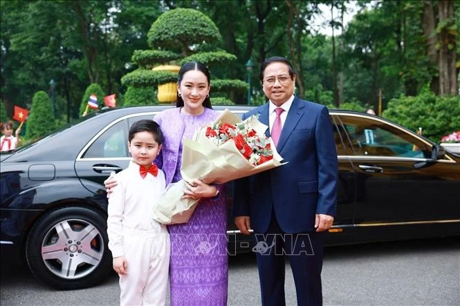 Thủ tướng Phạm Minh Chính đón Thủ tướng Thái Lan Paetongtarn Shinawatra. (Ảnh: Dương Giang/TTXVN)