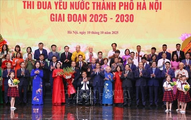 Thủ tướng Phạm Minh Chính và các đại biểu với Đoàn đại biểu thành phố Hà Nội dự Đại hội Thi đua yêu nước toàn quốc lần thứ XI. Ảnh: Văn Điệp/TTXVN Thủ tướng Phạm Minh Chính và các đại biểu với Đoàn đại biểu thành phố Hà Nội dự Đại hội Thi đua yêu nước toàn quốc lần thứ XI. Ảnh: Văn Điệp/TTXVN