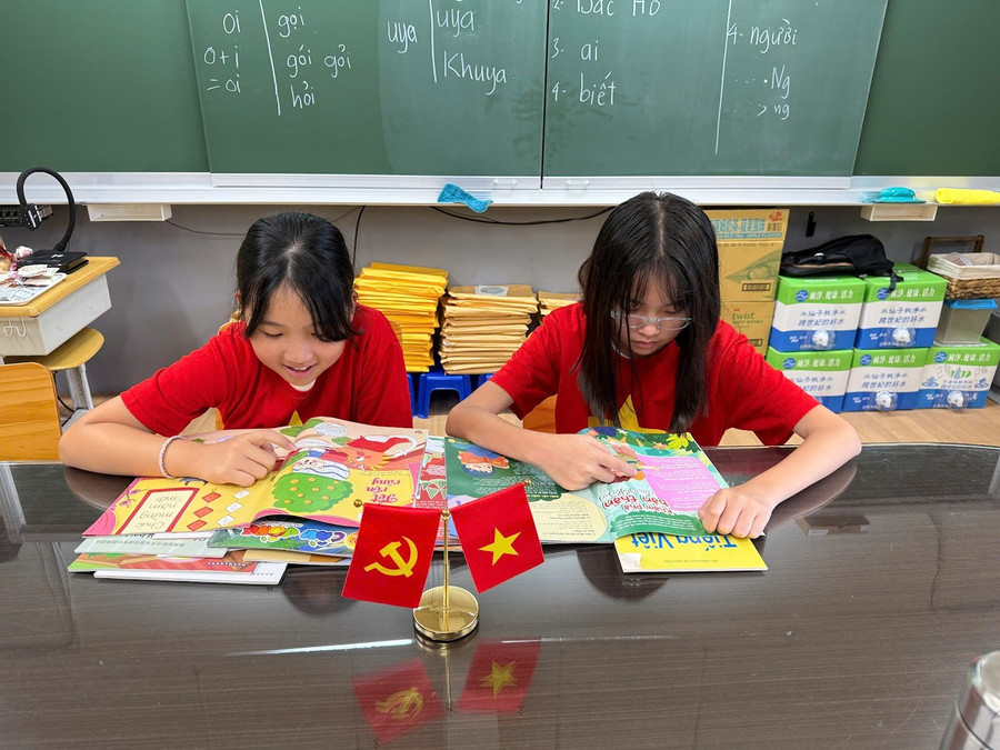 Ấn phẩm Cầu Vồng Tuổi thơ được sử dụng như học liệu trong tiết học tiếng Việt (môn ngoại ngữ) của các học sinh Đài Loan tại trường tiểu học.