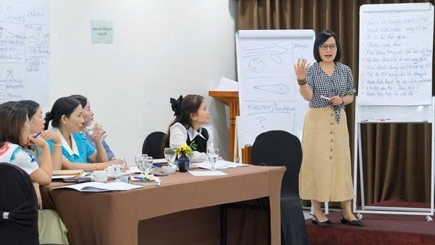 Tác giả Trần Thị Kim Lý (đứng giảng) tại một buổi tập huấn về khai vấn. Nguồn: VVOB