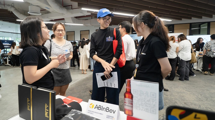 Sinh viên Đại học Fulbright gặp gỡ và trao đổi trực tiếp với doanh nghiệp trong các sự kiện Ngày hội việc làm hàng năm. 178.jpg