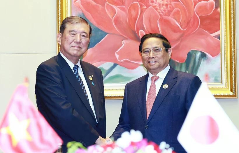 Trong chuyến tham dự Hội nghị Cấp cao ASEAN lần thứ 44, 45 và các hội nghị cấp cao liên quan tại Vientiane (Lào), ngày 11/10/2024, Thủ tướng Phạm Minh Chính gặp Thủ tướng Nhật Bản Ishiba Shigeru. (Ảnh: Dương Giang/TTXVN)