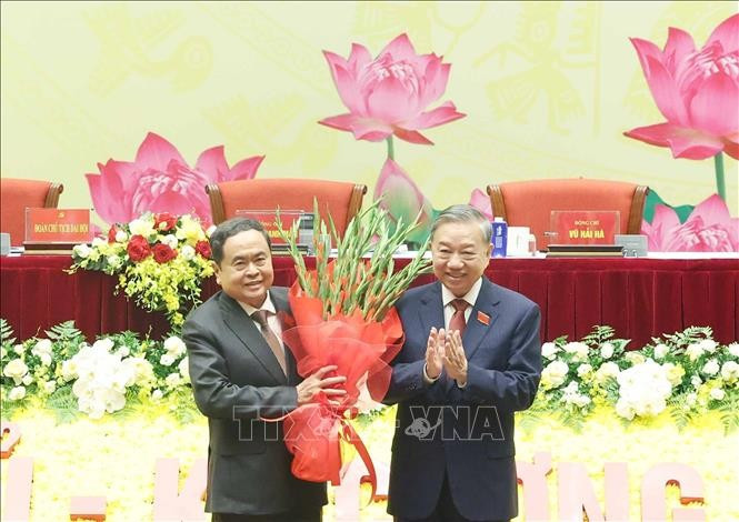 Tổng Bí thư Tô Lâm tặng hoa chúc mừng Đại hội. Ảnh: Thống Nhất/TTXVN