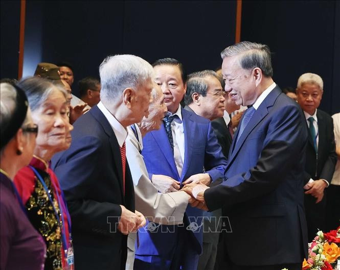 Tổng Bí thư Tô Lâm với người có công, nhân chứng lịch sử tiêu biểu. (Ảnh: Thống Nhất/TTXVN)