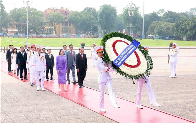 Thủ tướng Vương quốc Thái Lan Paetongtarn Shinawatra đến đặt vòng hoa và vào Lăng viếng Chủ tịch Hồ Chí Minh. (Ảnh: Phạm Kiên/TTXVN)