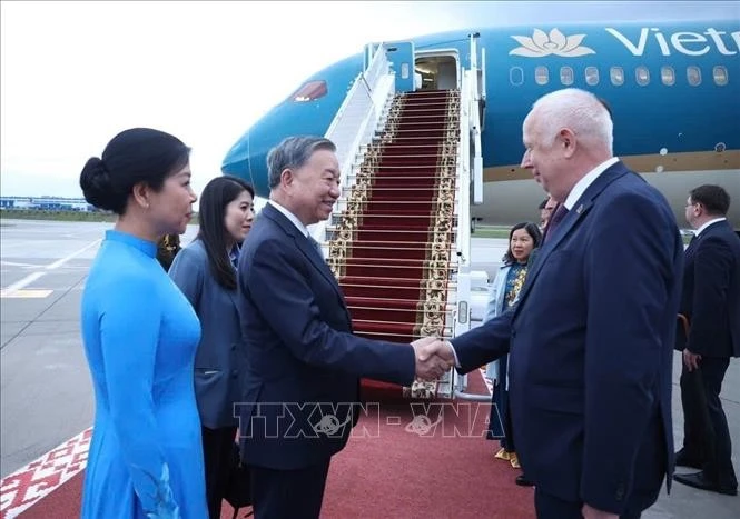 Phó Thủ tướng Belarus Anatoly Sivak tiễn Tổng Bí thư Tô Lâm và Phu nhân tại sân bay quốc tế Minsk. (Ảnh: Thống Nhất/TTXVN)