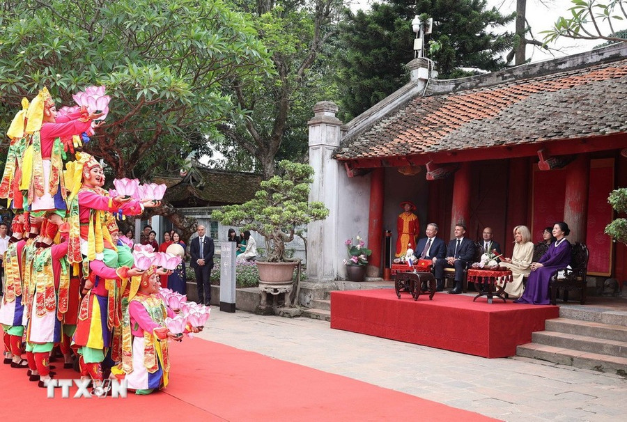 Tổng Bí thư Tô Lâm và Phu nhân cùng Tổng thống Pháp Emmanuel Macron và Phu nhân thưởng lãm chương trình biểu diễn Nhã nhạc Cung đình Huế.(Ảnh: Thống Nhất/TTXVN). 277-4768.jpg
