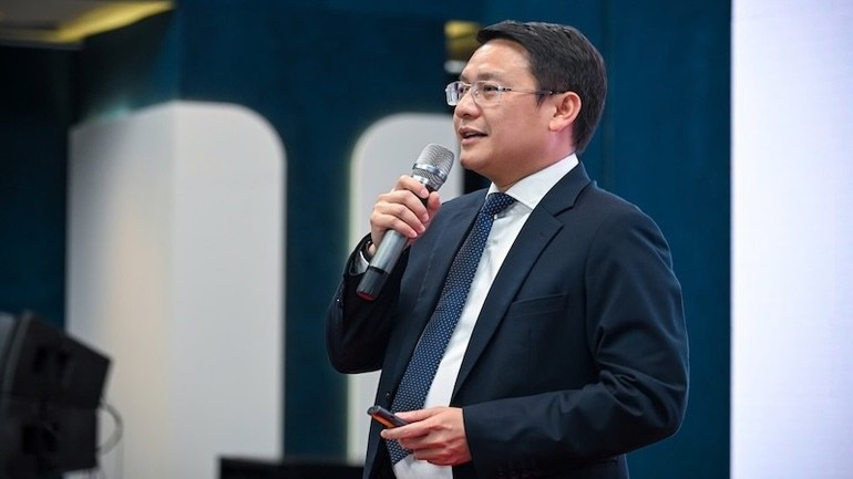 Tổng Giám đốc MobiFone Global Vũ Kiêm Văn trình bày tham luận.