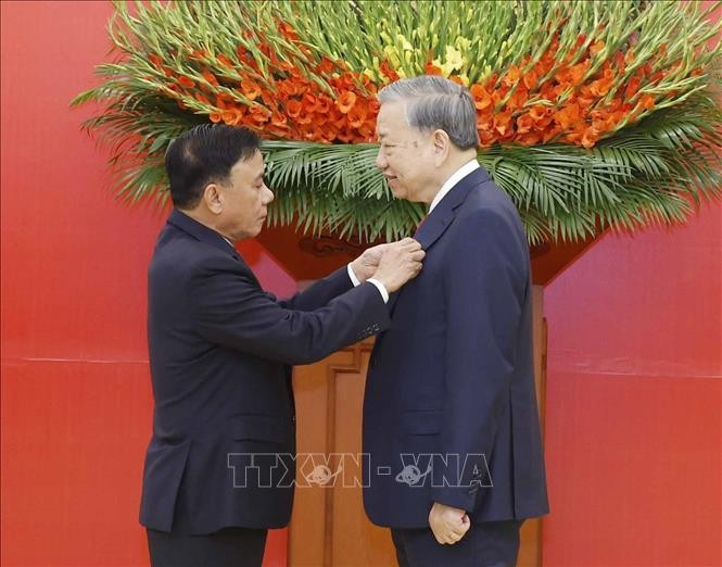 Đồng chí Trần Cẩm Tú, Uỷ viên Bộ Chính trị, Thường trực Ban Bí thư trao Huy hiệu Đảng tặng Tổng Bí thư Tô Lâm. Ảnh: Thống Nhất/TTXVN