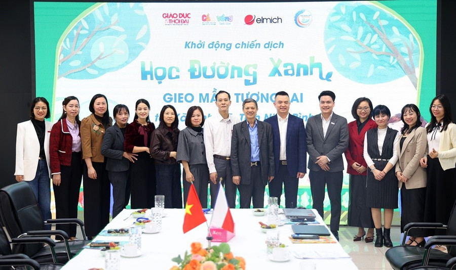 Đại diện UBND xã Bình Mỹ, Công ty Cổ phần Elmich, Báo Giáo dục và Thời đại và Ấn phẩm Cầu Vồng Tuổi thơ tại Lễ Khởi động Chiến dịch “Học đường Xanh - Gieo mầm tương lai” năm 2026.