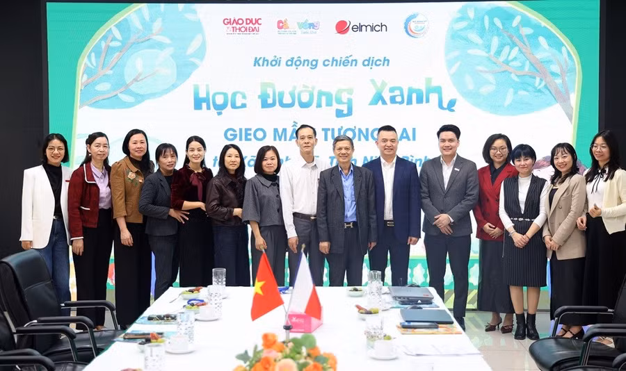 Đại diện UBND xã Bình Mỹ, Công ty Cổ phần Elmich, Báo Giáo dục và Thời đại và Ấn phẩm Cầu Vồng Tuổi thơ tại Lễ Khởi động Chiến dịch “Học đường Xanh - Gieo mầm tương lai” năm 2026.